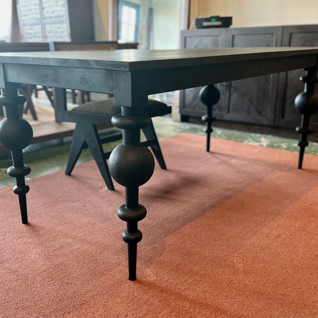 Sexy Legs Table